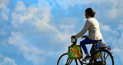 Personne roulant à vélo dans la nature