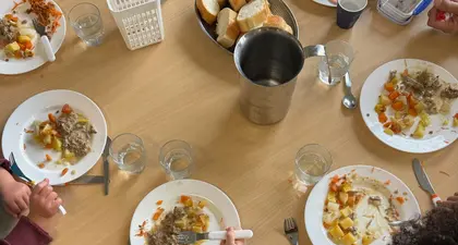 Enfants à la cantine - évènement manger bio et local