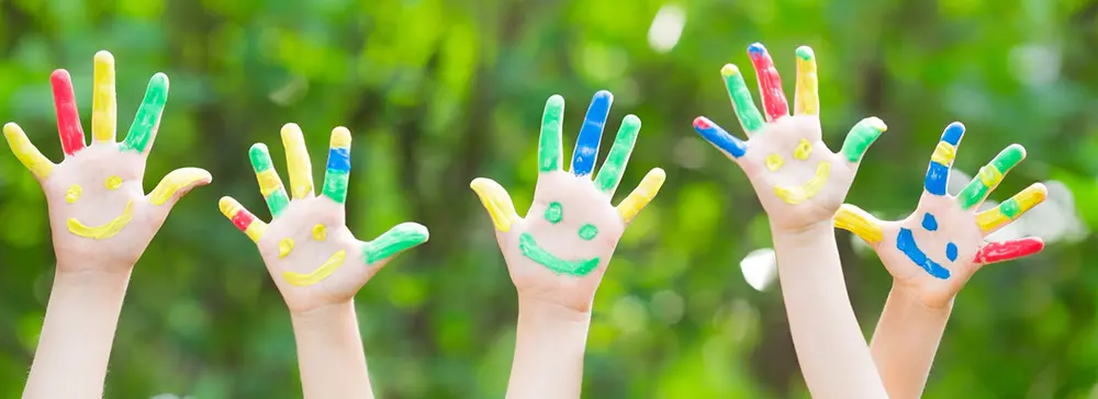 mains d'enfants