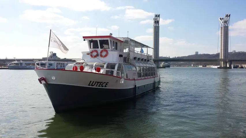 Péniche sur la Seine devant le pont Flaubert