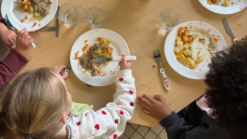 Enfants à la cantine - évènement manger bio et local